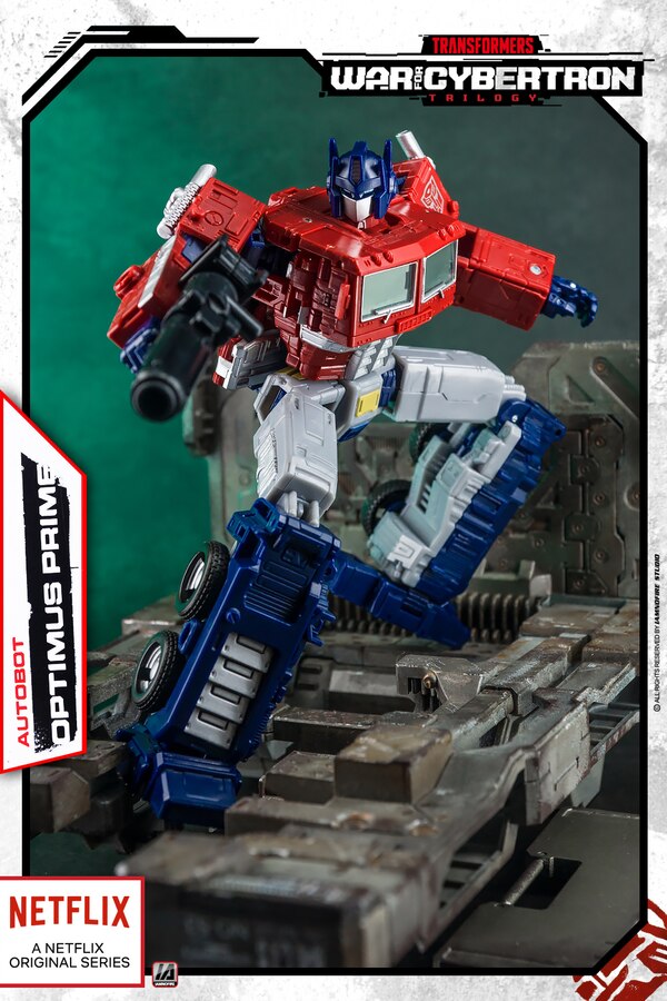 Netflix Transformers WFC Optimus Prime  (3 of 9)